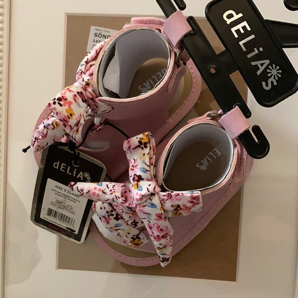 Pink girl baby sandals with flower print laces